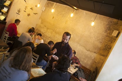 En el restaurante Vega, el producto local prima en la carta (con platos con y sin gluten), un festín de verduras, gramíneas, salsas como la de hoisin y postres caseros. Hay pan de maíz y cerveza ecológica.