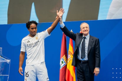 El futbolista brasileño Endrick junto a Florentino Pérez, este sábado durante su presentación en el Estadio Santiago Bernabéu.