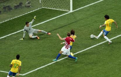 Marcelo marca en propia puerta.