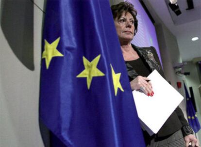 La comisaria europea Neelie Kroes, durante su comparecencia ayer en Bruselas.