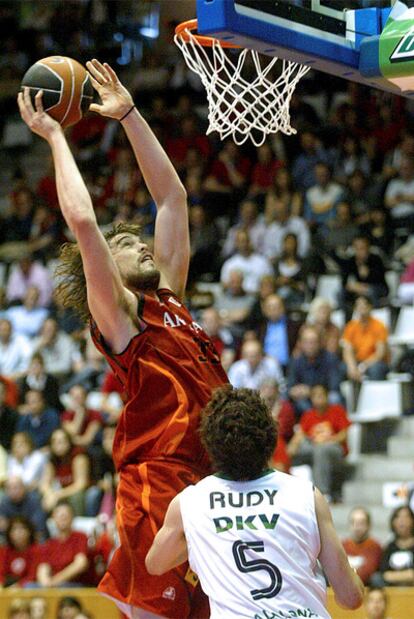 Marc Gasol picks up a rebound for Girona in 2008 as Rudy Fernández looks on.