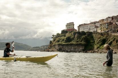 <b>Imagen de </b><i>Doctor Mateo,</i> con Lastres (San Martín del Sella) al fondo.