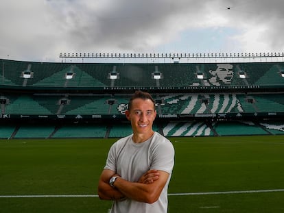 Guardado, uno de los capitanes del Betis, posa en el Benito Villamarín.