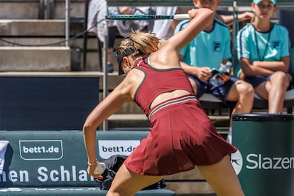 Badosa golpea la raqueta contra el césped tras el duelo con Wang.

