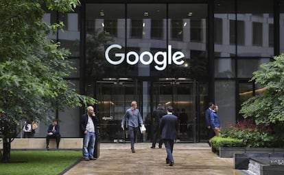 Varias personas pasan por delante de la oficina de Google en Londres.