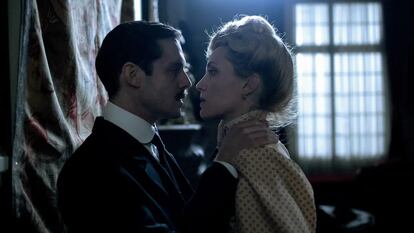 Christophe Montenez y Evelyne Bruche como Gabriel Sabran y Marguerite 'Meg' Steinhel.