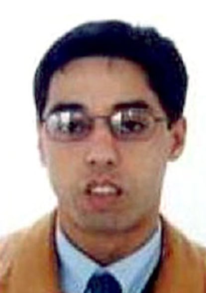 Foto divulgada por el Ministerio de Interior del marroquí Jamal Ahmidan, alias <i>El Chino</i> y <i>Mowgli</i>. Su apellido coincide con el de los primos Said y Hamid Ahmidan, el primero de los cuales quedó en libertad mientras que al segundo se le imputó un delito de colaboración.