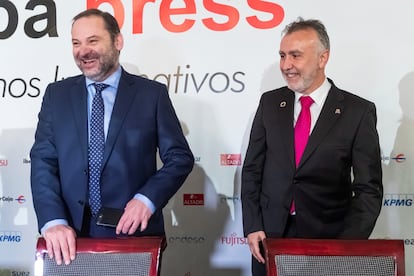 El entonces secretario de Organización del PSOE y ministro en funciones, José Luis Ábalos (izquierda) y el entonces presidente de Canarias, Ángel Víctor Torres (derecha) participan en un desayuno informativo en Madrid en diciembre de 2019.