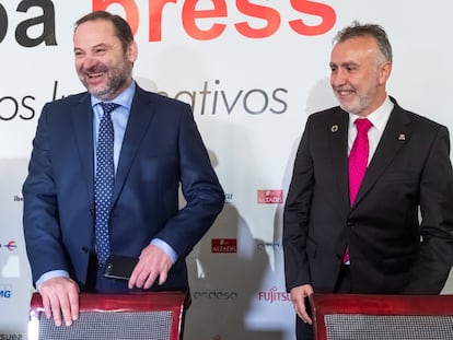 El entonces secretario de Organización del PSOE y ministro en funciones, José Luis Ábalos (izquierda) y el entonces presidente de Canarias, Ángel Víctor Torres (derecha) participan en un desayuno informativo en Madrid en diciembre de 2019.