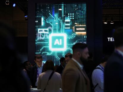 Visitantes del Mobile World Congress (MWC) de Barcelona pasaban el martes ante un anuncio de Sapeon, una empresa de chips de inteligencia artificial.