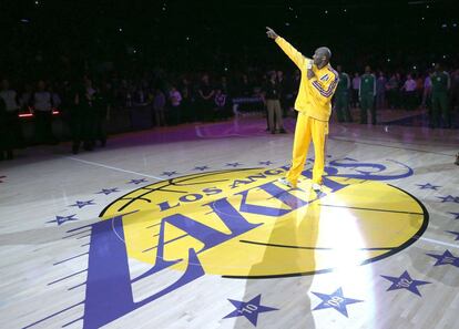 Kobe Bryant, en el centro de la pista del Staples durante su discurso de homenaje a Jerry Buss.