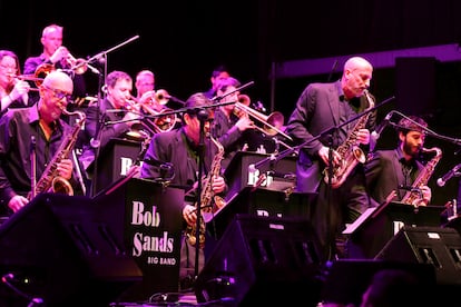 El saxofonista estadounidense Bob Sands, durante su actuación con la Big Band en la Plaza de la Armería del Palacio Real de Madrid, en 2020.