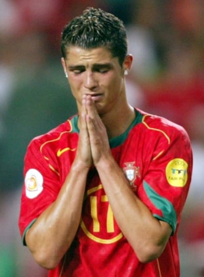 Cristiano Ronaldo, tras caer en 2004 en la final de la 'Euro' contra Grecia.