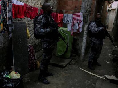 Policiais na favela Kelson, no Rio de Janeiro.
