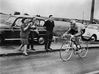 Eddy Merckx (derecha) durante la última etapa del Tour de Francia que le llevó a su victoria por segundo año consecutivo, el 21 de julio de 1970.