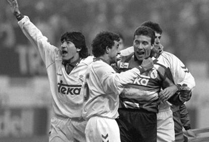 Iván Zamorano, Villarroya, Buyo y Nando celebran su victoria ante el Atlético de Madrid 2- 3 en el estadio Vicente Calderón en la Copa del Rey de 1994.