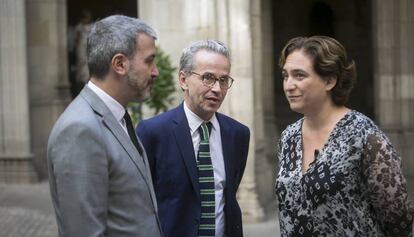 Emmanuel Guignon, entre Jaume Collboni y la alcaldesa Ada Colau, ayer.