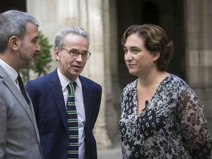 Emmanuel Guignon, entre Jaume Collboni y la alcaldesa Ada Colau, ayer.