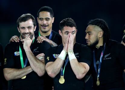 Conrad Smith, Aaron Smith, Dan Carter y Ma'a Nonu celebran la victoria.