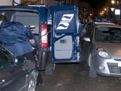 Los servicios funerarios retiran el cad&aacute;ver del beb&eacute; encontrado el d&iacute;a 9 en el congelador de una vivienda de Pilas (Sevilla).