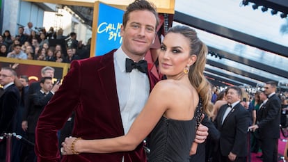 Armie Hammer y Elizabeth Chambers, a su llegada a los Oscar de 2018.