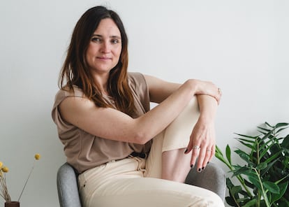 La psicóloga perinatal Paola Roig recomienda a las nuevas madres buscar y hablar con otras mujeres que estén transitando la misma etapa vital para no sentirse solas.
