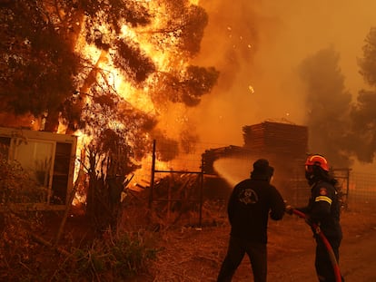 Grecia | El incendio a las afueras de Atenas, en imágenes
