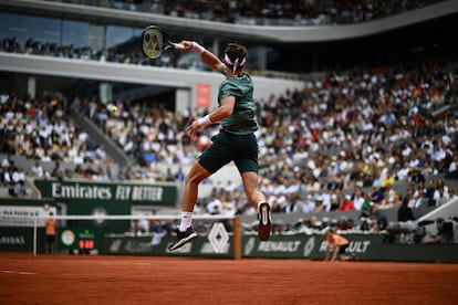 Casper Ruud devuelve una pelota a Nadal durante la gran final de París. Ruud es un joven de 23 años que sin hacer demasiado ruido ha ido colándose entre los más fuertes del circuito. 