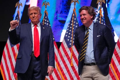 El presidente de Estados Unidos, Donald Trump, comparece en un acto junto al comentarista conservador Tucker Carlson, crítico contra un posible ataque a Irán, en octubre de 2024.