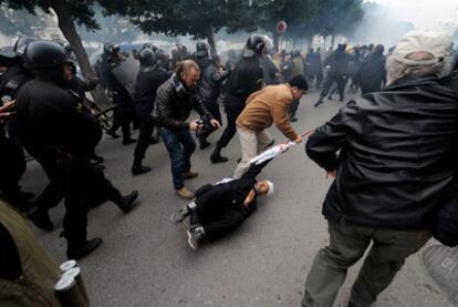 Un manifestante cae al suelo durante la protesta de ayer en Túnez contra el Reagrupamiento Constitucional Democrático (RCD), el partido del dictador huido.