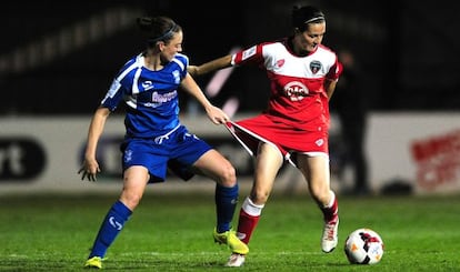 Natalia Pablos (derecha), del Bristol, en un partido de la liga inglesa de fútbol femenino contra el Birmingham, hace dos semanas.
