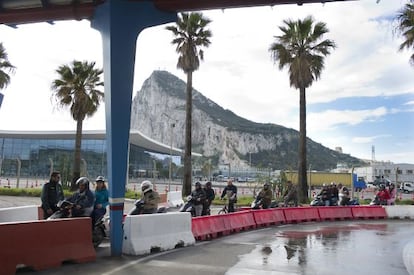 The Civil Guard carries out searches of motorcyclists on the Gibraltar border.