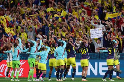 Las jugadoras de Colombia celebran con los aficionados tras el final del partido del Mundial entre Australia y Nueva Zelanda, el 30 de julio
