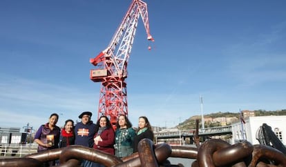 Los descendientes de Félix San Mamés en el antiguo puerto de Bilbao.