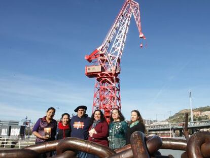 Los descendientes de Félix San Mamés en el antiguo puerto de Bilbao.