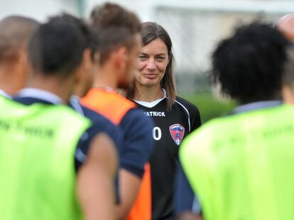 Corinne Diacre durante un entrenamiento con el Clermont Foot, equipo de la Segunda Divisi&oacute;n francesa.