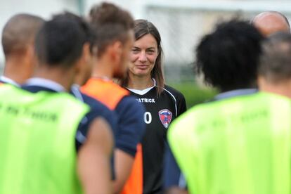 Corinne Diacre durante un entrenamiento con el Clermont Foot, equipo de la Segunda División francesa.