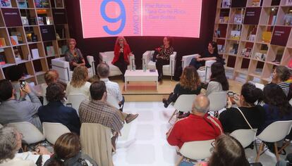 Pilar Rahola, Maria Carme Roca y Care Santos, en la Feria del Libro de Buenos Aires. 