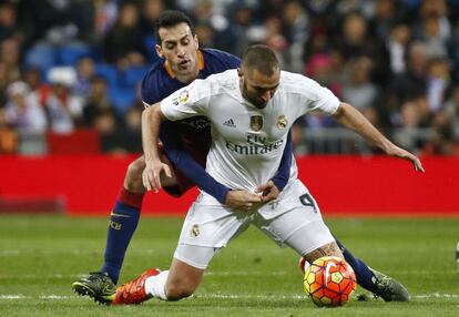 Busquets abraza a Benzema para intentar frenarle y quitarle el balón