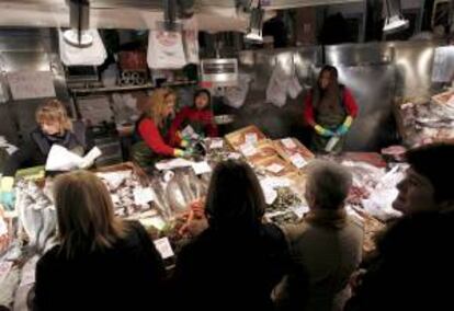 Varias mujeres realizan compras en un mercado. EFE/Archivo