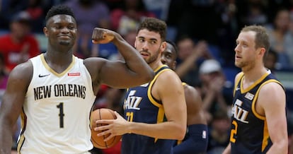 Zion Williamson festeja una canasta ante Utah Jazz.