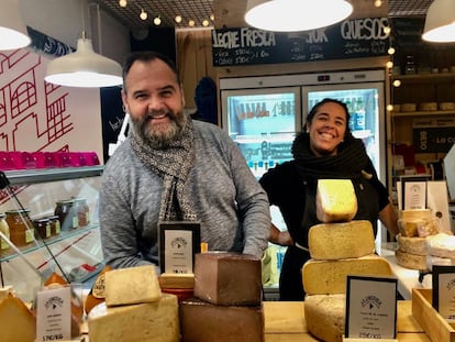 YOLANDA CAMPOS Y JUAN LUIS ROYUELA  EN SU TIENDA DEL MERCADO DE VALLEHERMOSO / CAPEL