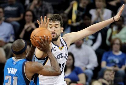 Jason Terry intenta lanzar ante Marc Gasol