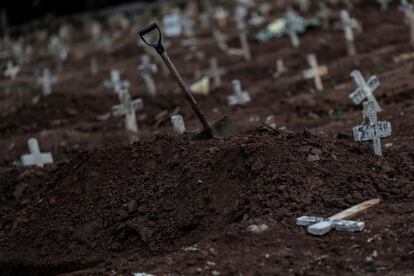 Fotografía de tumbas en el cementerio de Caju, en Río de Janeiro (Brasil). El estado brasileño de Río de Janeiro completa casi cuatro semanas con su curva de muertes por coronavirus en descenso pese a que inició prematuramente la desescalada de las medidas de aislamiento social y a que la pandemia sigue creciendo a largos pasos en otras regiones de Brasil.