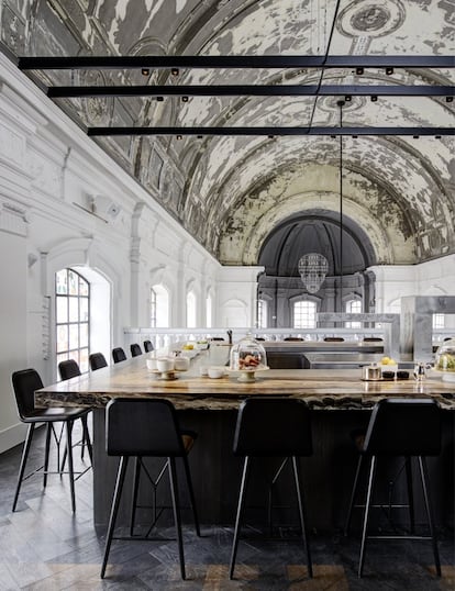 El chef con estrella Michelin Sergio Herman y su colega de profesión Nick Bril abrieron su restaurante The Jane en 2014. El lugar elegido fue la iglesia de un antiguo hospital militar de Amberes (Bélgica), en la que realizaron una transformación. El diseñador holandés Per Boon fue el encargado del nuevo diseño de interiores, un espacio en el que lo religioso lo aporta la estructura del edificio (se ha conservado por ejemplo el techo original), que convive con un interior esencialmente moderno. En el antiguo altar está la cocina de este restaurante con dos estrellas Michelin.