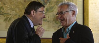 El presidente de la Generalitat, Ximo Puig, bromea con el alcalde de Valencia, Joan Ribó.