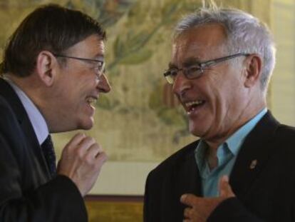 El presidente de la Generalitat, Ximo Puig, bromea con el alcalde de Valencia, Joan Rib&oacute;.