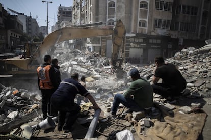 Personal de rescate busca supervivientes entre los escombros de un edificio en Gaza, este domingo. En la madrugada anterior, los más de 120 cohetes lanzados desde el enclave palestino dispararon las alertas en el sur y el centro de Israel, en particular en la superpoblada área de Tel Aviv, donde han causado al menos una decena de heridos entre habitantes que no pudieron alcanzar a tiempo los refugios antiaéreos.