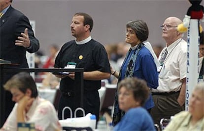 Delegados de la Iglesia Episcopaliana esperan su turno para expresar su opinión sobre las bodas entre <i>gays</i>.