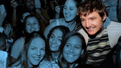 Pedro Pascal posa con admiradoras durante un estreno en Madrid.